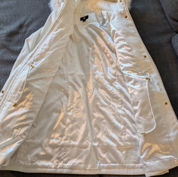 Women's White Cinch Waist & Faux Fur Hooded Coat! - Picture 10 of 16